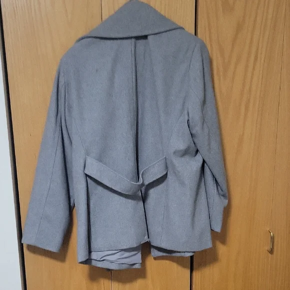 Old Navy Gray Pea Coat with Notched Lapel and Structured Silhouette - Picture 4 of 5